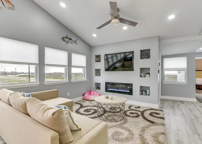 Modern Freeport Home W/ Views: Walk To Beach!