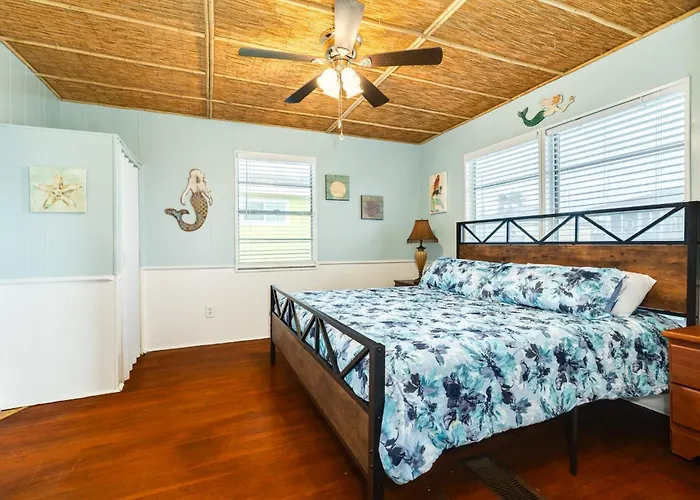 Walk To Ocean: Coastal Surfside Beach Bungalow!