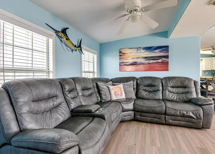 1 Block To Surfside Beach: Home W/ Deck!