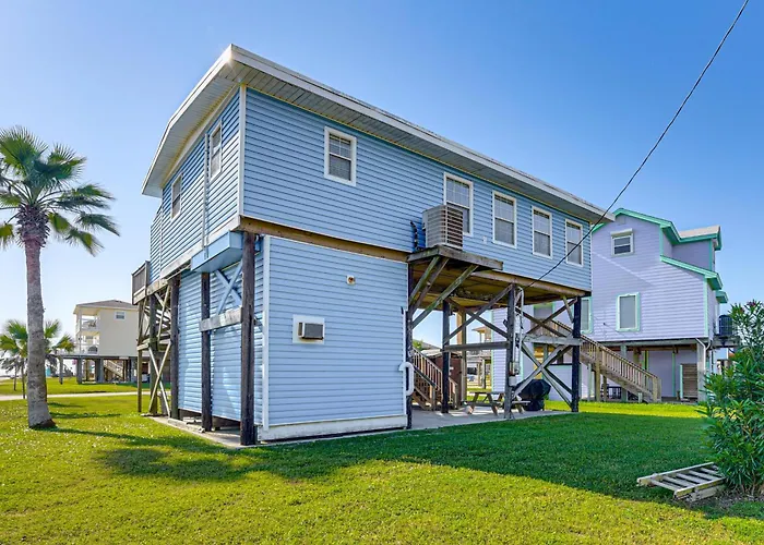 1 Block To Surfside Beach: Home W/ Deck!